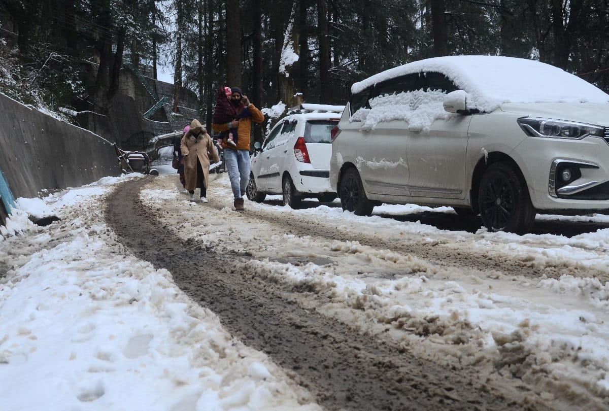 Himachal: Roads closed after fresh snowfall in the capital workers engaged in cleaning the roads