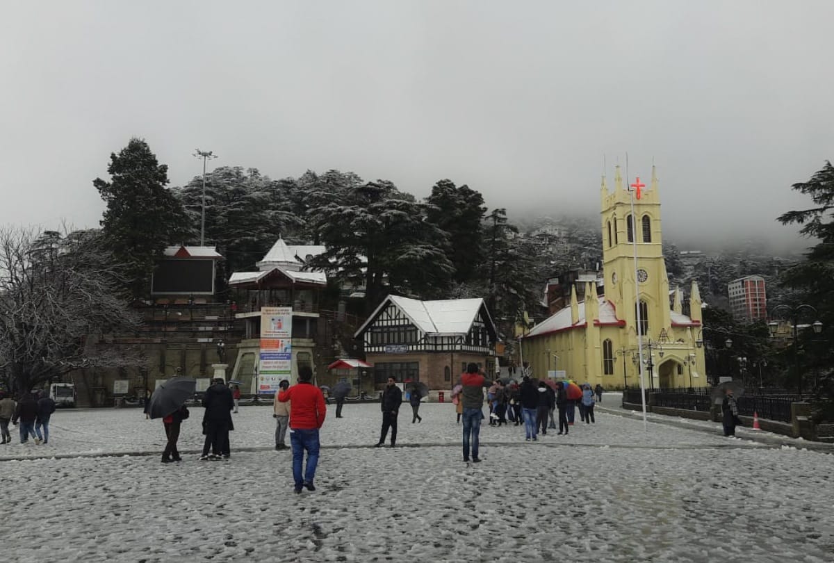 Himachal: Roads closed after fresh snowfall in the capital workers engaged in cleaning the roads