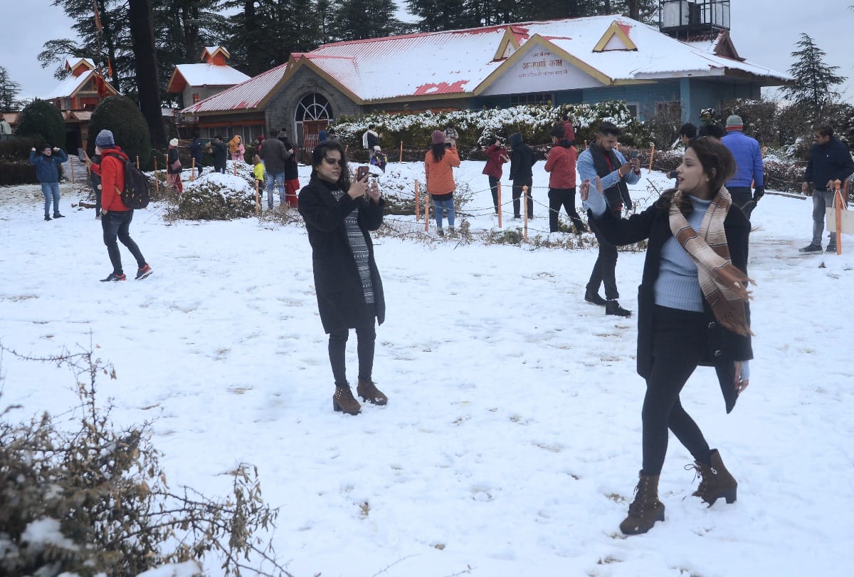 Himachal: Roads closed after fresh snowfall in the capital workers engaged in cleaning the roads