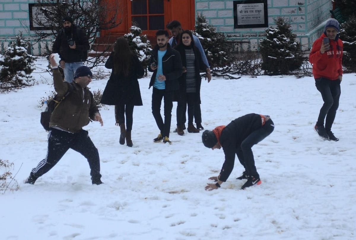 Himachal: Roads closed after fresh snowfall in the capital workers engaged in cleaning the roads