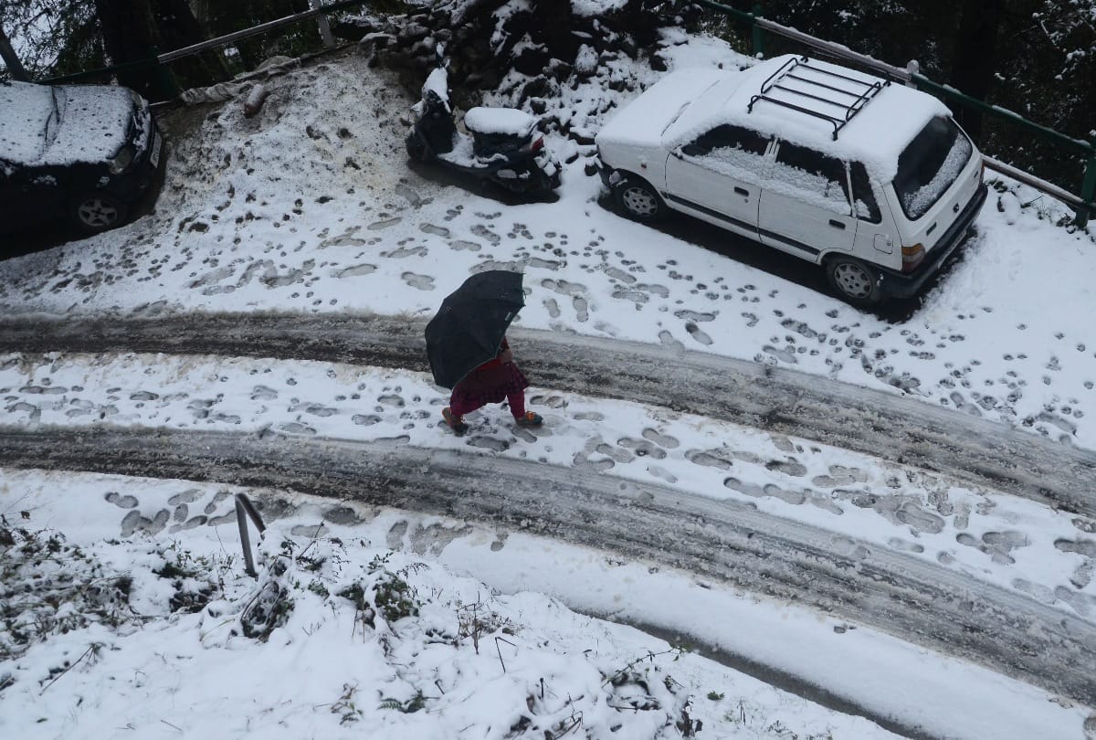 Himachal: Roads closed after fresh snowfall in the capital workers engaged in cleaning the roads