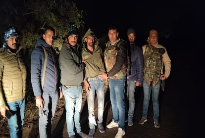 police arrested ten smugglers with ganja worth Rs two crore after encounter in agra