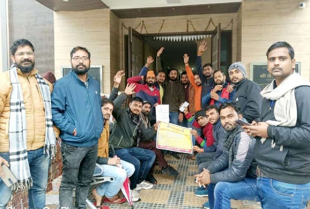 Prayagraj: Boil for recruitment of 97 thousand teachers in council schools, junior high school teachers also came in protest