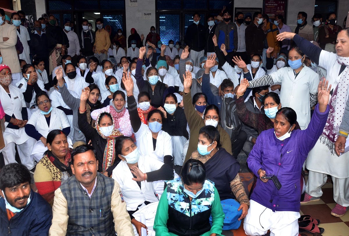 Prayagraj: Doctors in SRN abuse nurses, nurses boycott work for action