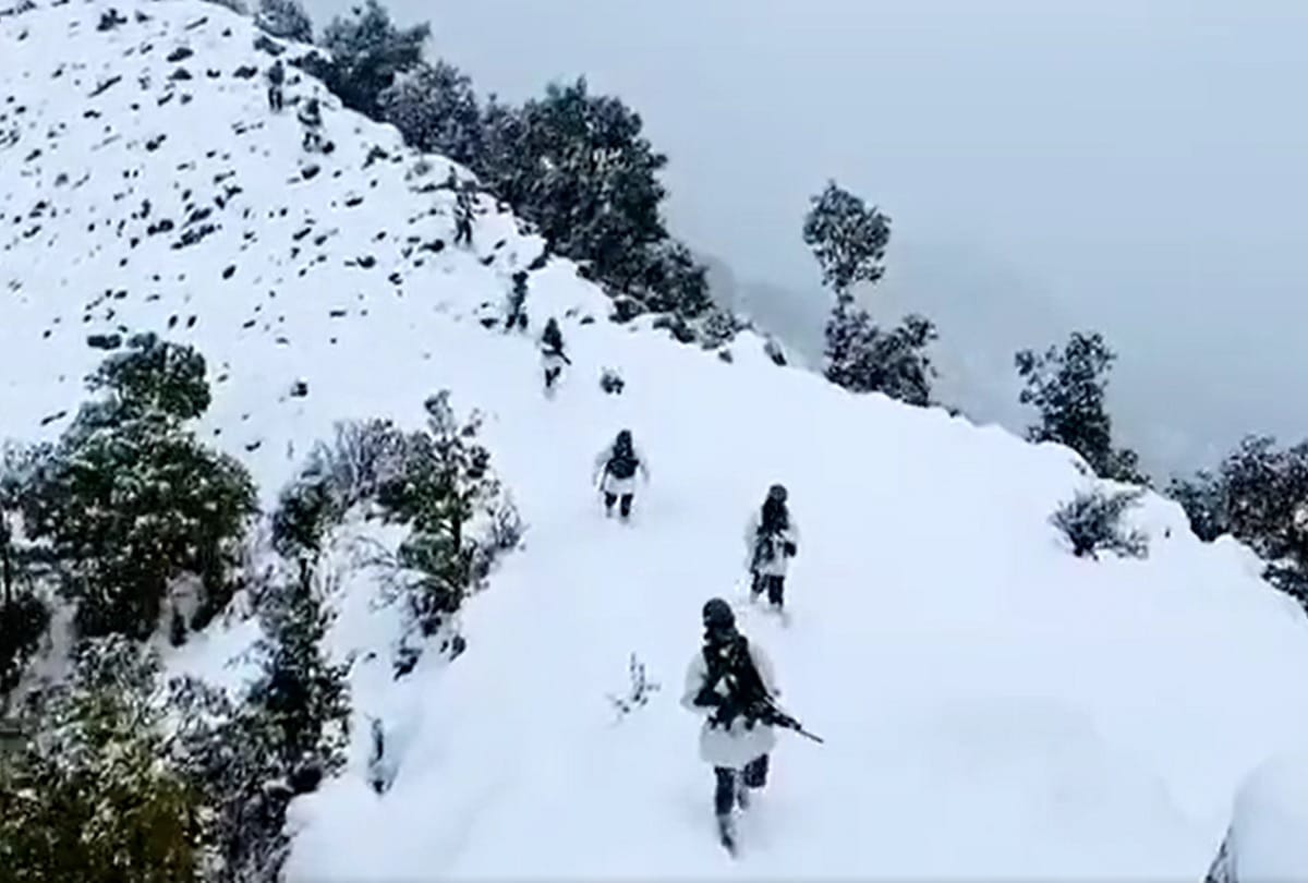Bihu dance of soldiers amid heavy snowfall on Indo-Pak border