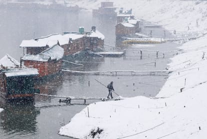Pictures of rain and snowfall in Jammu and Kashmir: Traffic halted on Jammu-Srinagar highway, snowfall in Vaishno Devi, blanket of snow covered entire Kashmir