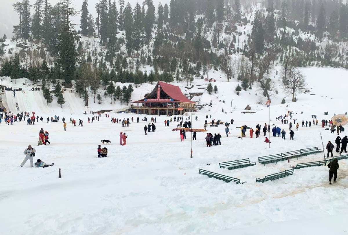 tourist place solanganala Himachal, beautiful valleys laden with snow