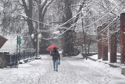 Pictures of rain and snowfall in Jammu and Kashmir: Traffic halted on Jammu-Srinagar highway, snowfall in Vaishno Devi, blanket of snow covered entire Kashmir