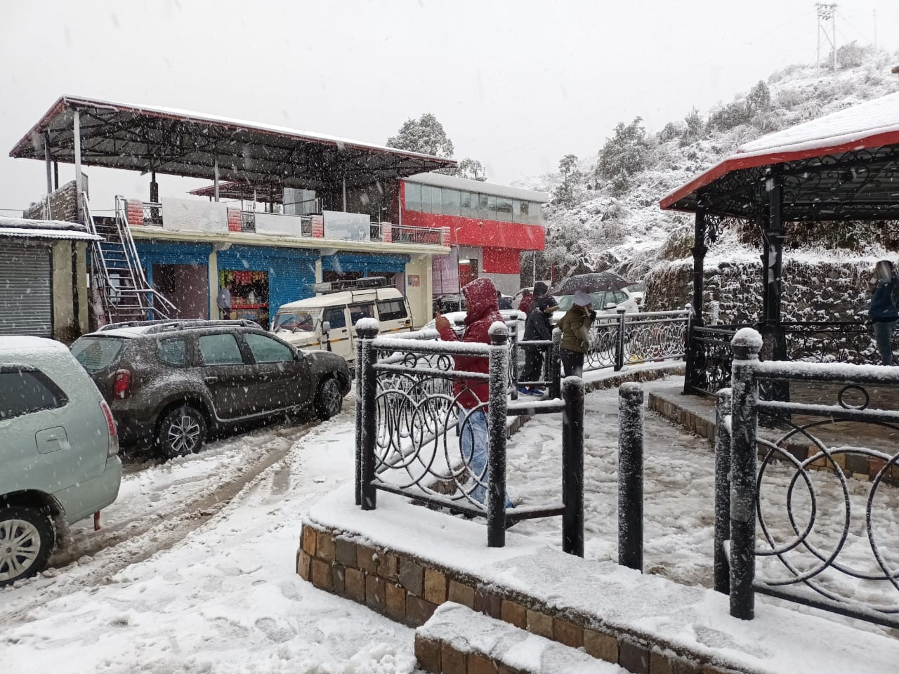 snowfall in mussoorie: snowfall in mussoorie, tourists reached mussoorie, see photos
