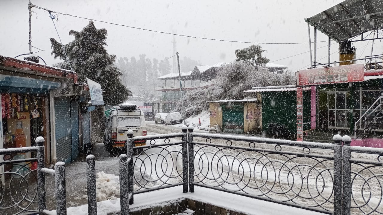 snowfall in mussoorie: snowfall in mussoorie, tourists reached mussoorie, see photos