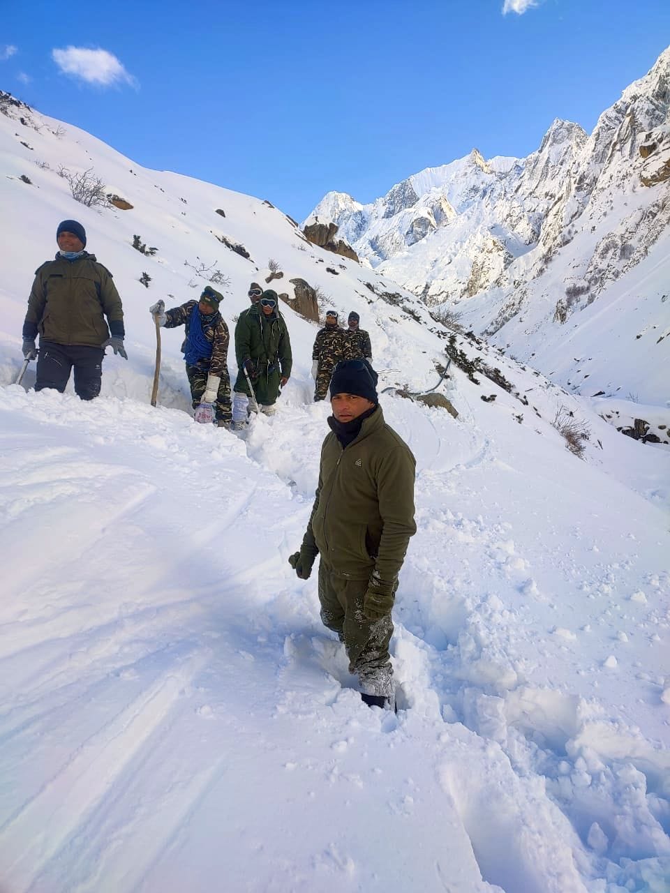 Warm hug will save soldiers stationed in snow from cold