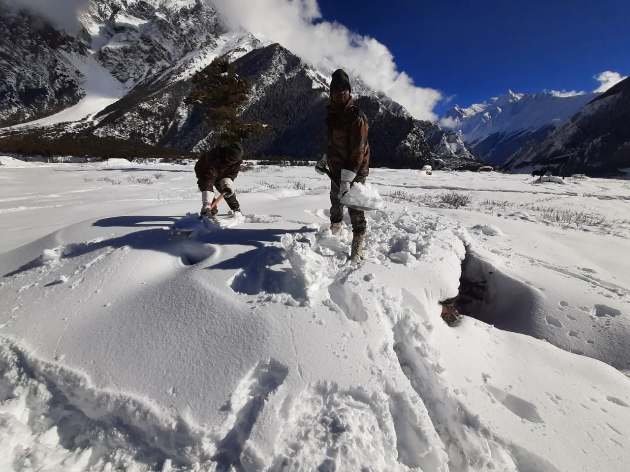 snowfall in uttarakhand: army jawan does their job in minus temperature, see photos