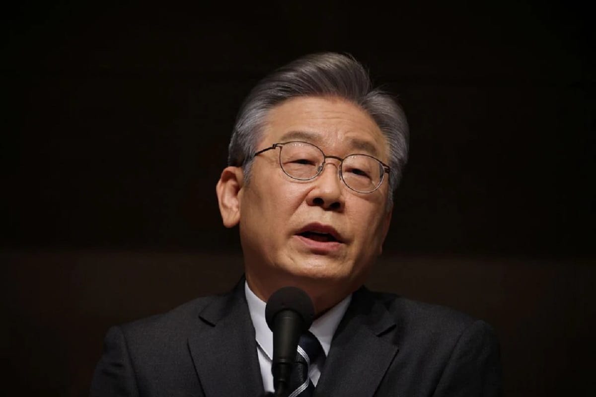 In South Korea, to lure bald people presidential candidate annouce  push for government payments for hair loss treatments