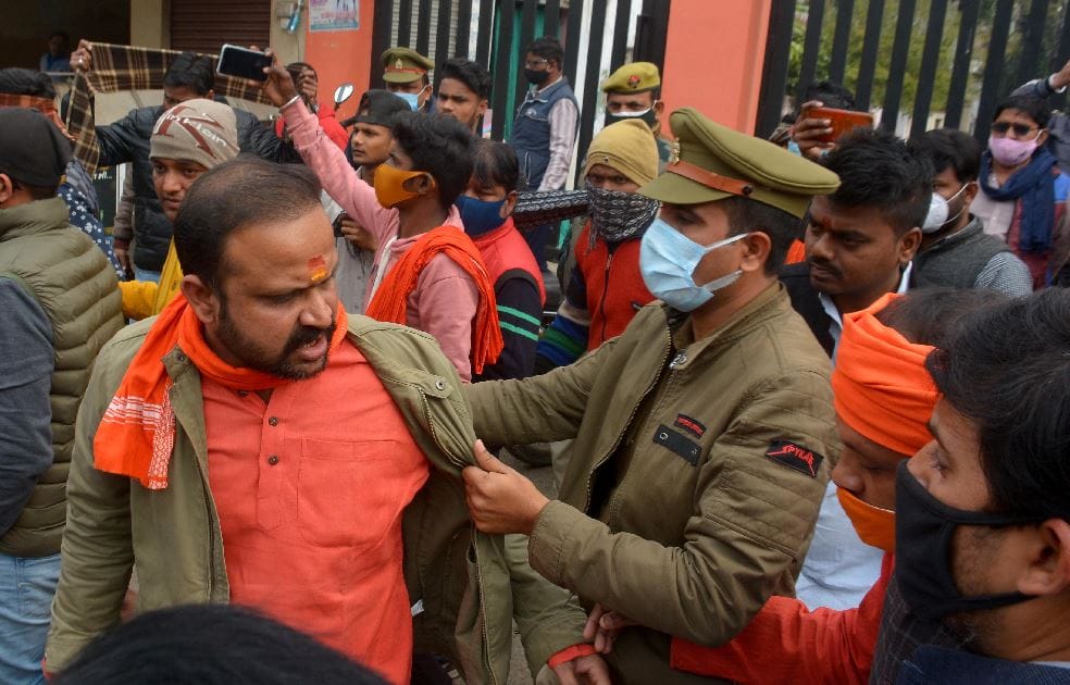 Entry of non Hindus barred on ganga gahat varanasi controversial poster case both leaders released on personal bond of five lakhs each