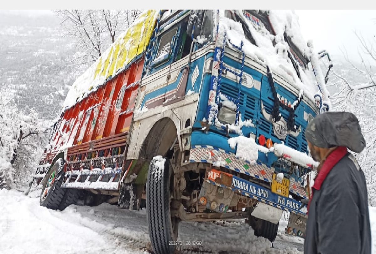 Mother-daughter rescued after being hit by avalanche in Poonch, admitted to hospital
