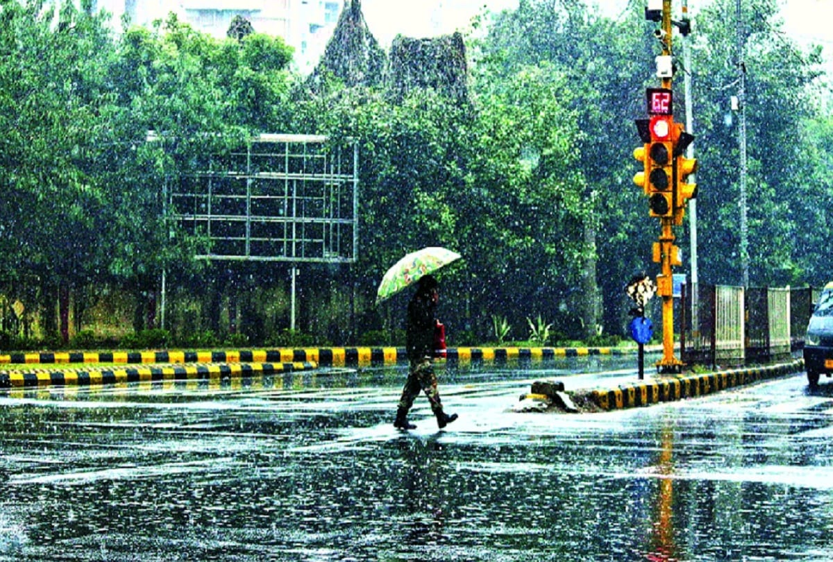 Weekend Curfew: Roads deserted due to restrictions and rain