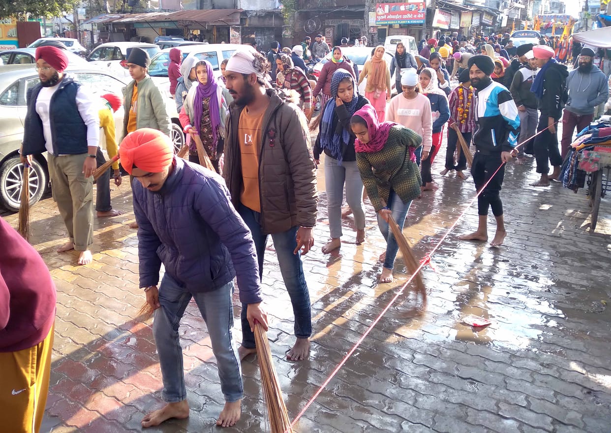 Kirtan taken out by decorating the palanquin of Shri Guru Gobind Singh Ji