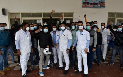 BHU Hospital  MS Alleged  for beating in emergency Nursing officers sitting on protest overnight after stalling work