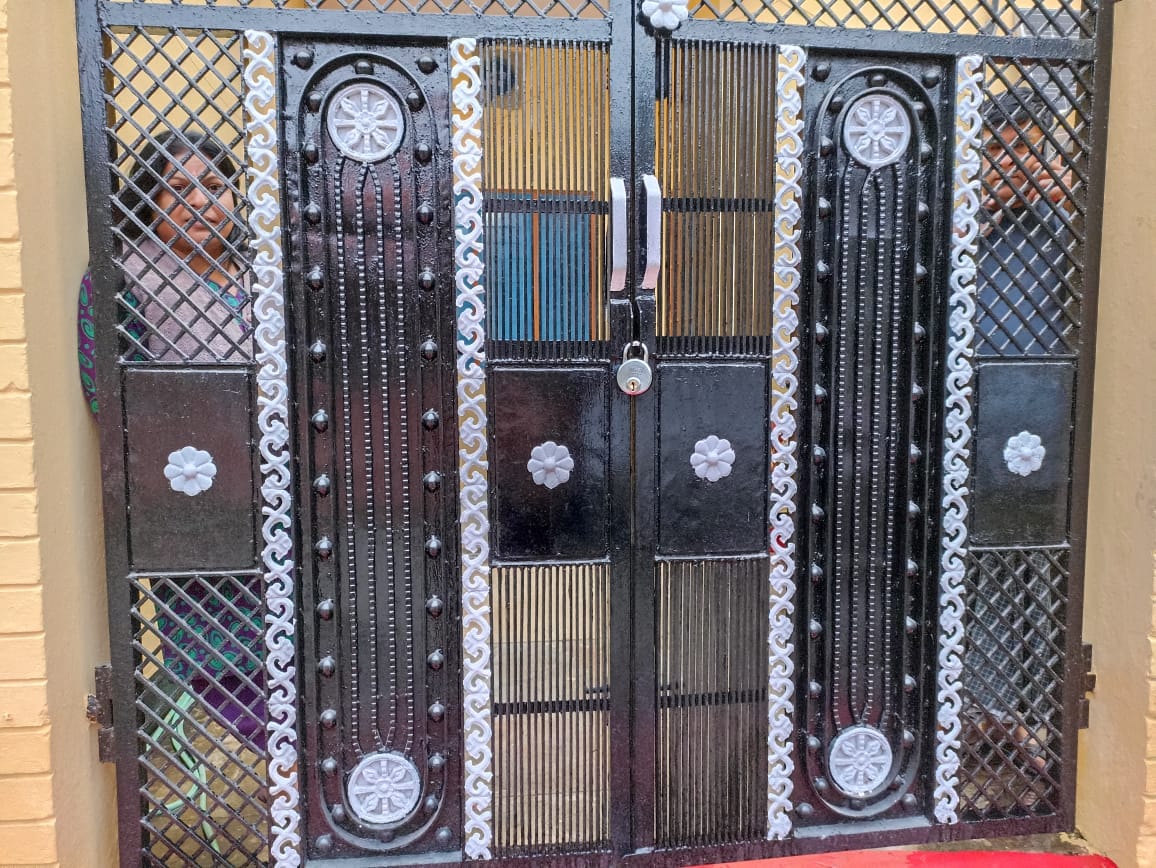 funny joke The lock was put on the main gate, the whole family was imprisoned in the house