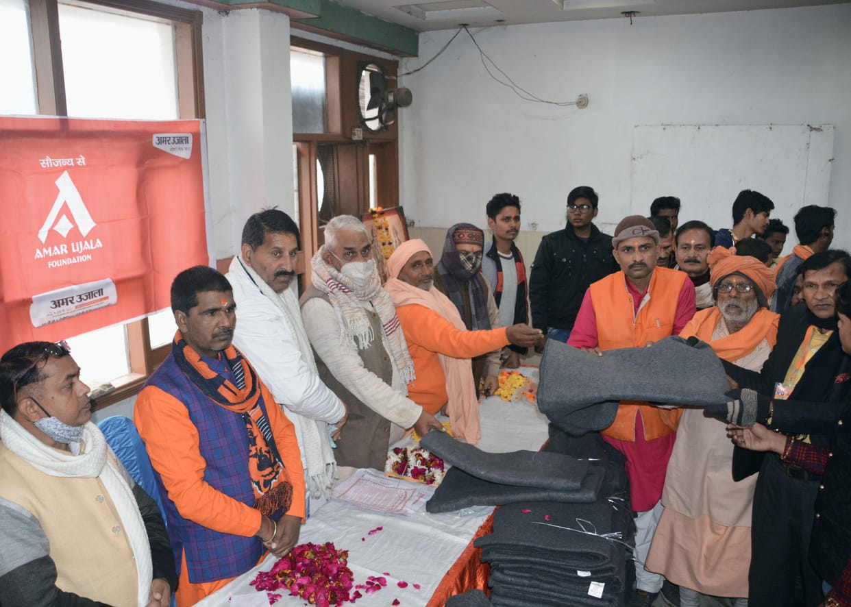 Amar Ujala Foundation and VHP distributed blankets to destitute people