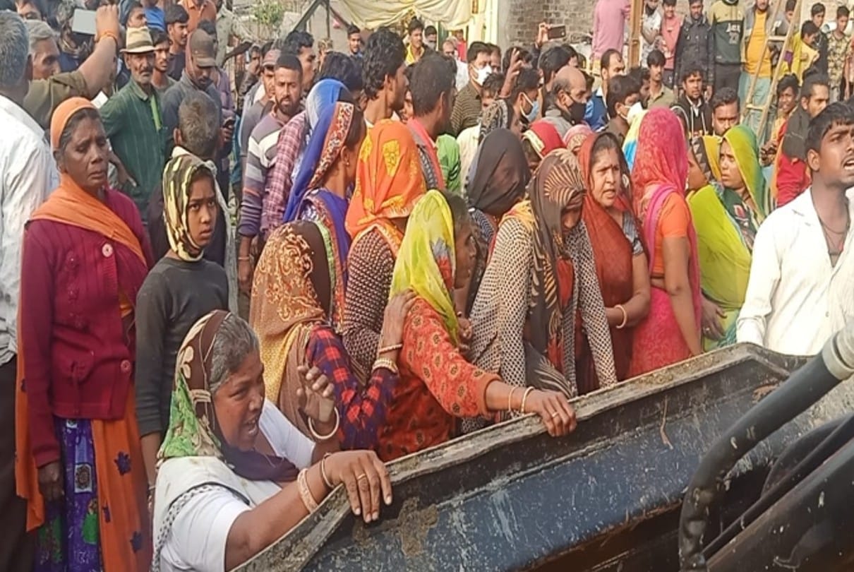 Indore: Stone pelted on the team that arrived to remove encroachment in Depalpur, vandalized JCB