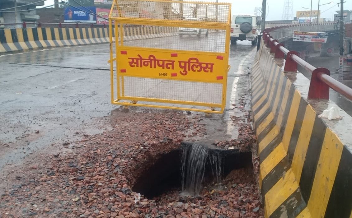In the rain, the road again sunk on the ROB, the soil from the retaining wall got washed away in water.