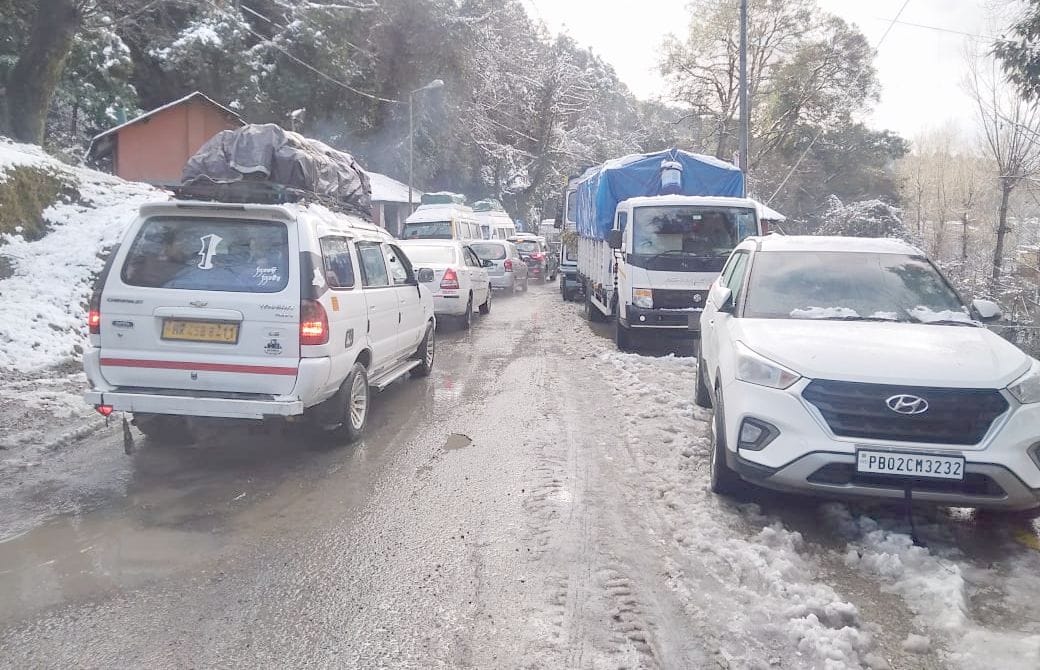 Highway disrupted in Banikhet due to snowfall