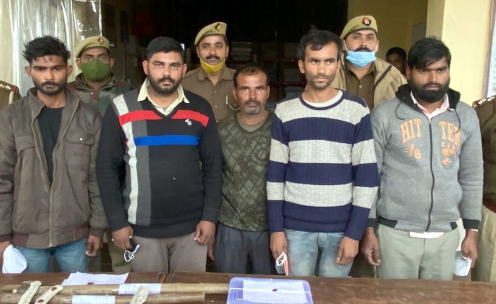 Tree cutting gang caught in forest area