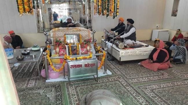 Sangat rejoiced with shabad-kirtan on the festival of lights