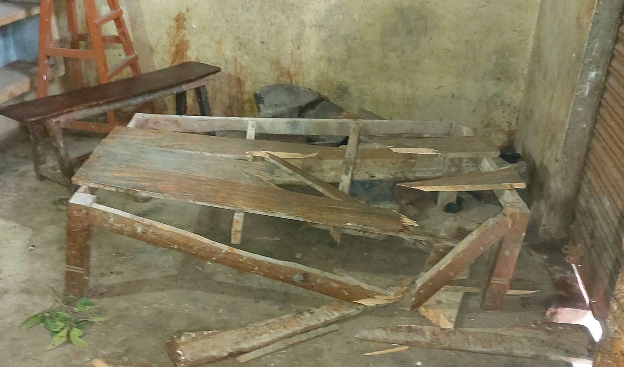 The police, who went to raid, ransacked two houses