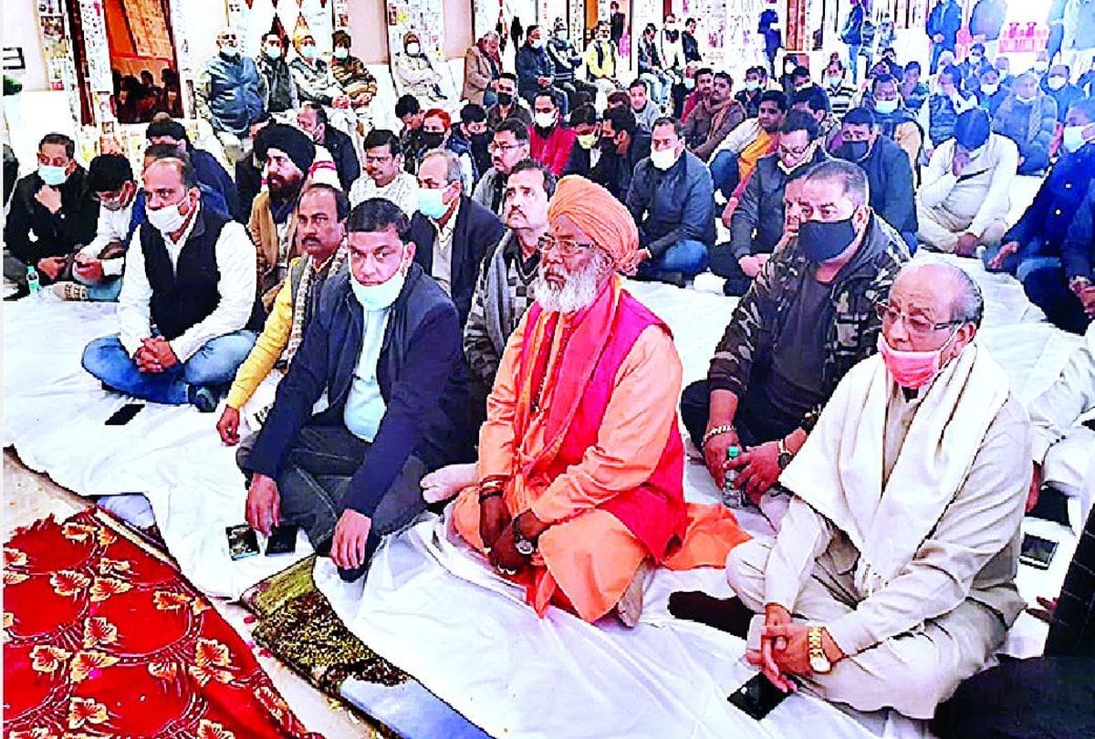 BJP MP Sakshi Maharaj paid tribute to the Sandeep gupta in etah