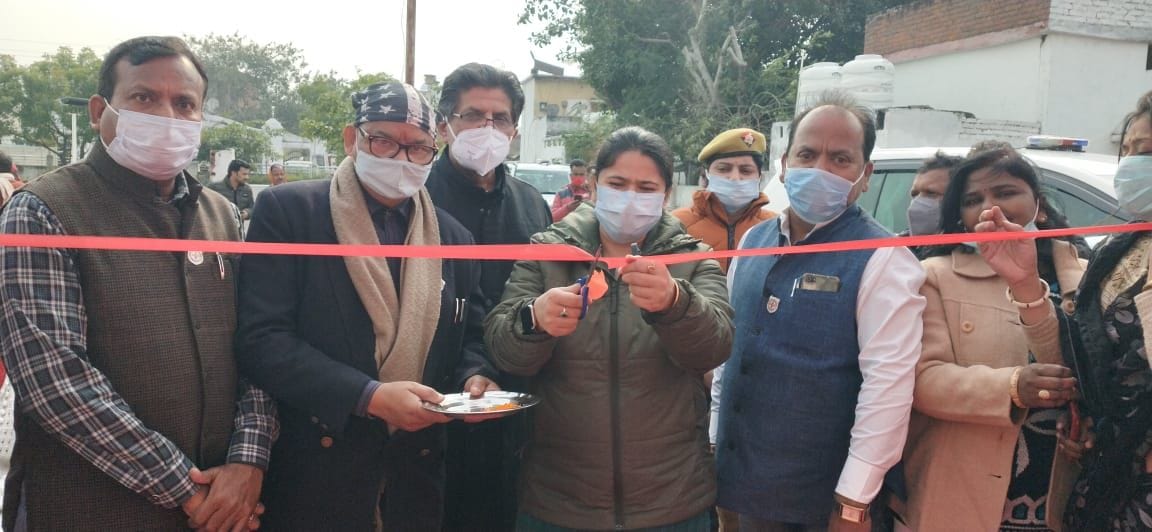 hospital,woman,card,booth,vaccinated