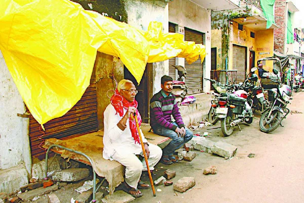 Family spending cold nights in open help did not reach after pleading with CM and MLA in varanasi