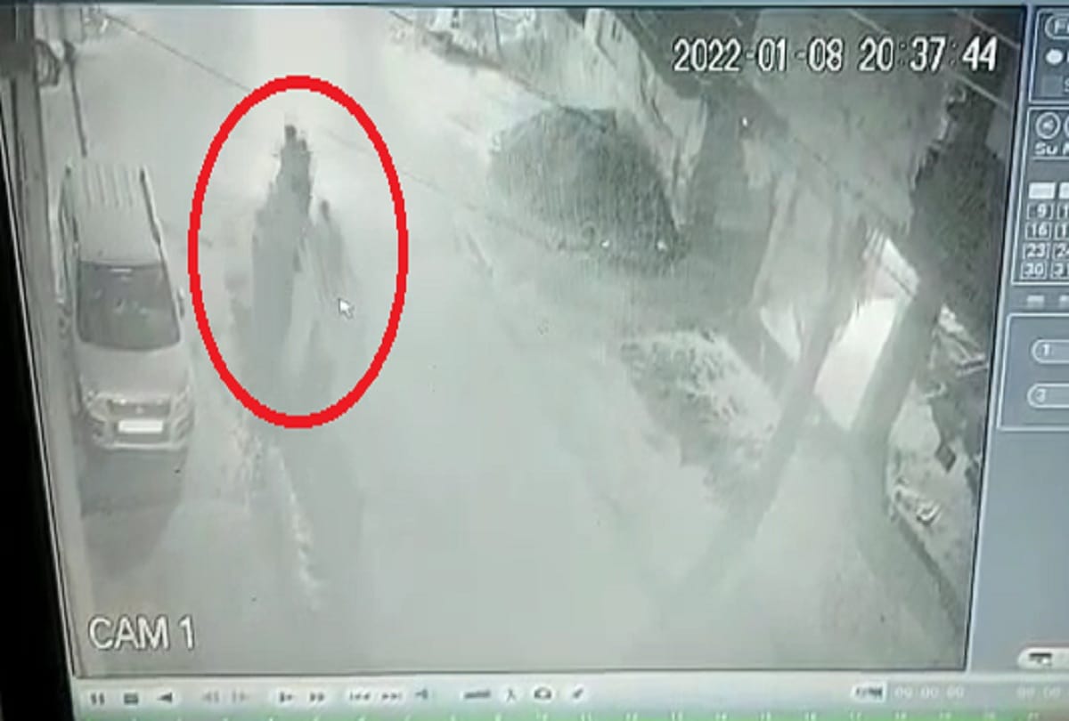 girl student clashed with miscreants when mobile looted in ghaziabad