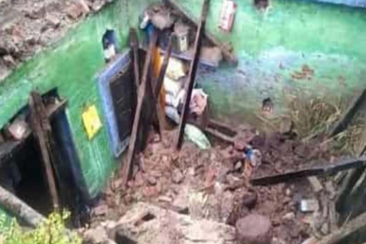 Accident in Shamli: roof of the mud house colasped due to rain, two child buried
