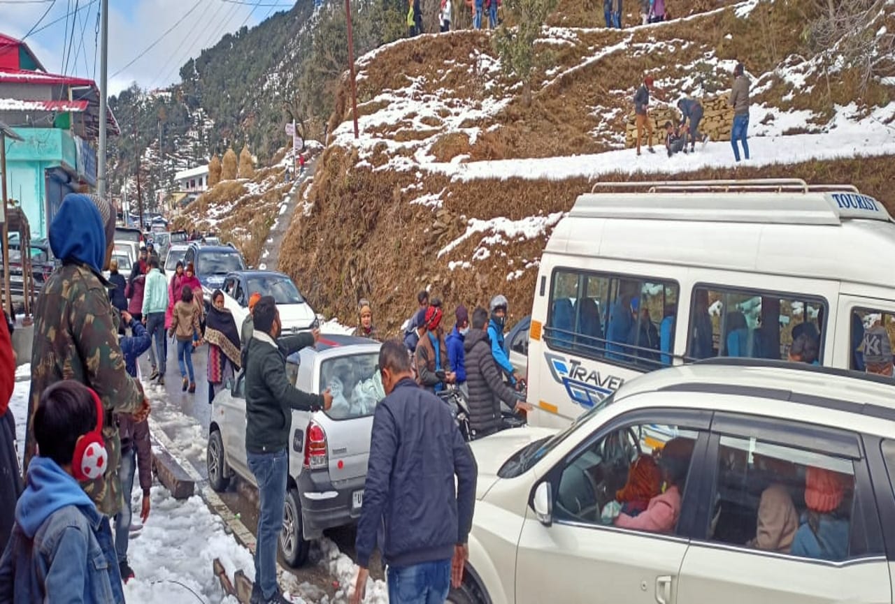 uttarakhand weather update today: snowfall in mussoorie, dhanaulti, chakrata, tourists stuck in jam, see photos