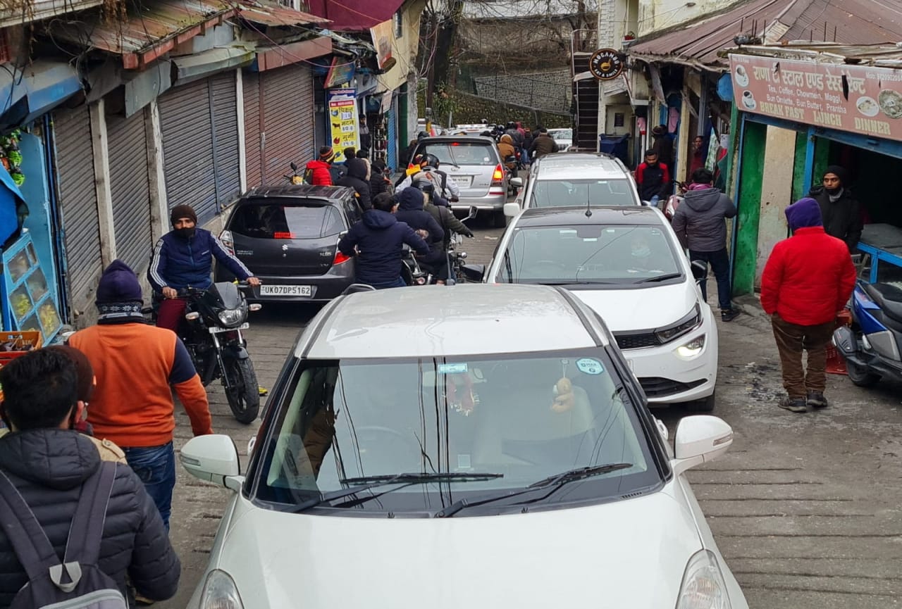 uttarakhand weather update today: snowfall in mussoorie, dhanaulti, chakrata, tourists stuck in jam, see photos