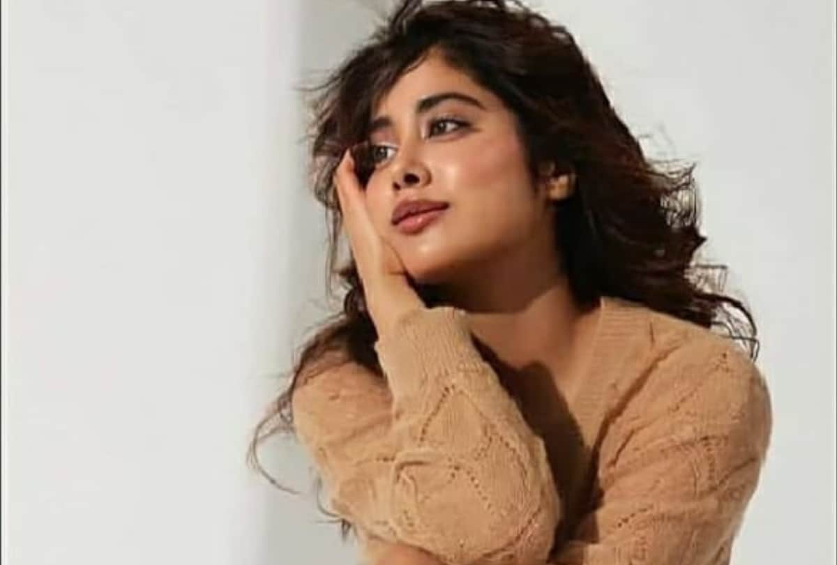 janhvi kapoor in black velvet dress poses mirror selfie