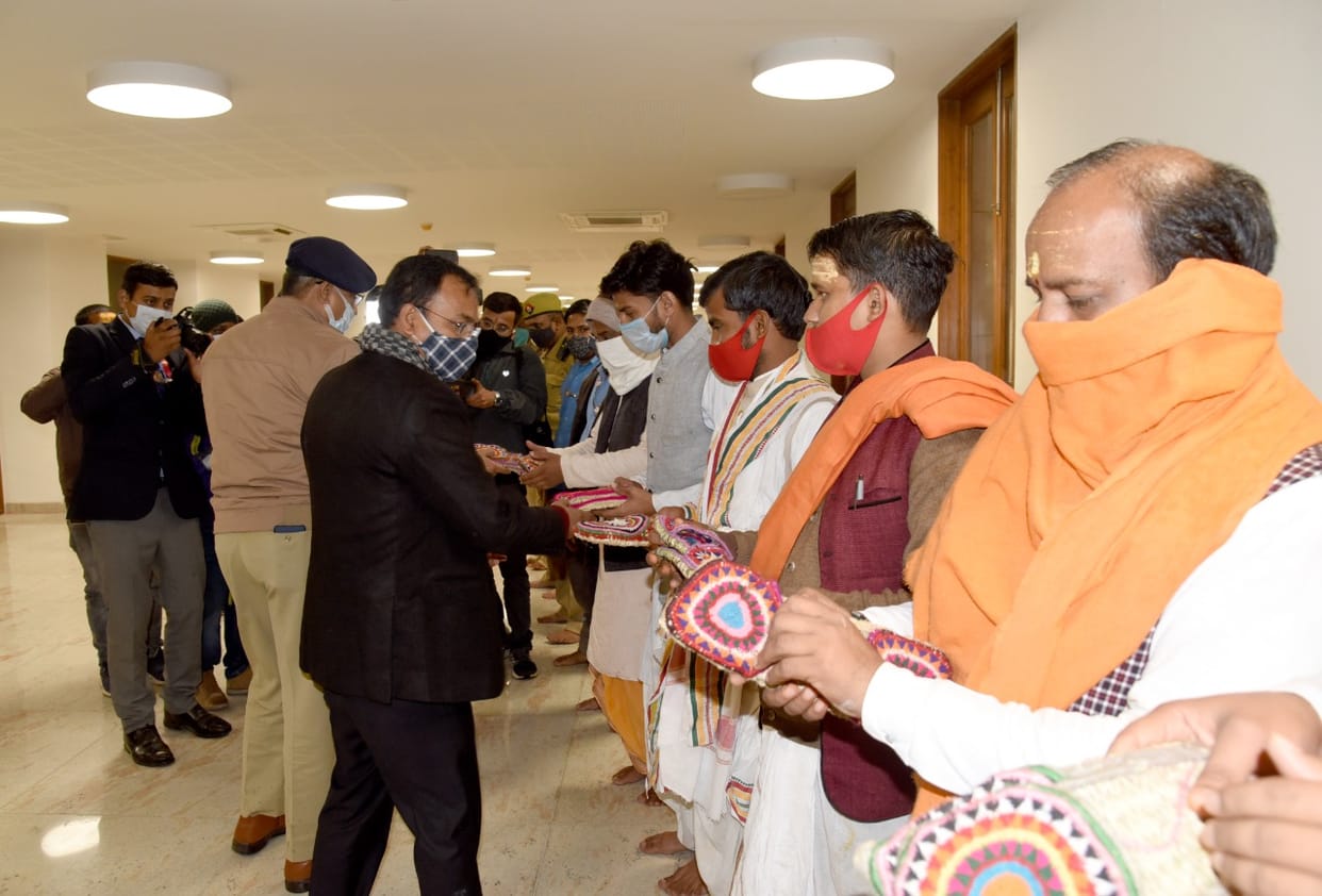 kashi vishwanath dham no longer duty by barefoot PM modi sent  special jute shoes from Delhi see photos