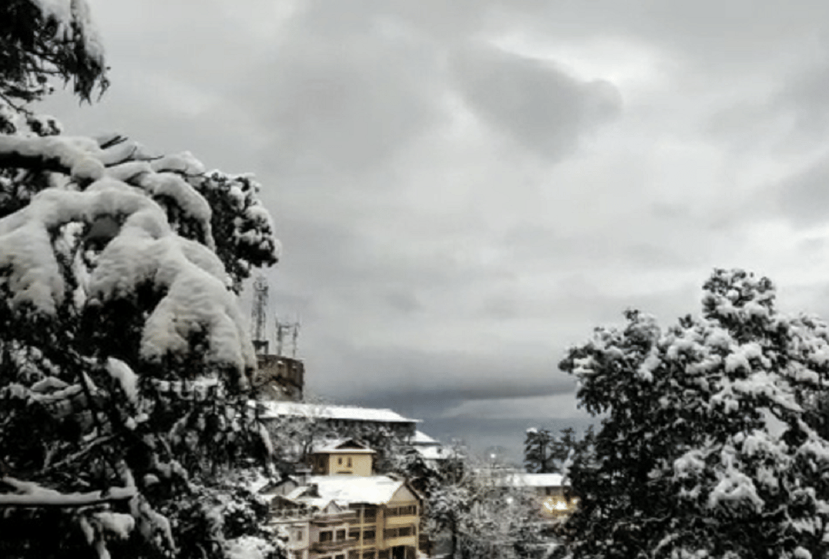 Heavy snowfall in Uttarkashi 15 tourists stranded in Harshil due to closure of Gangotri highway