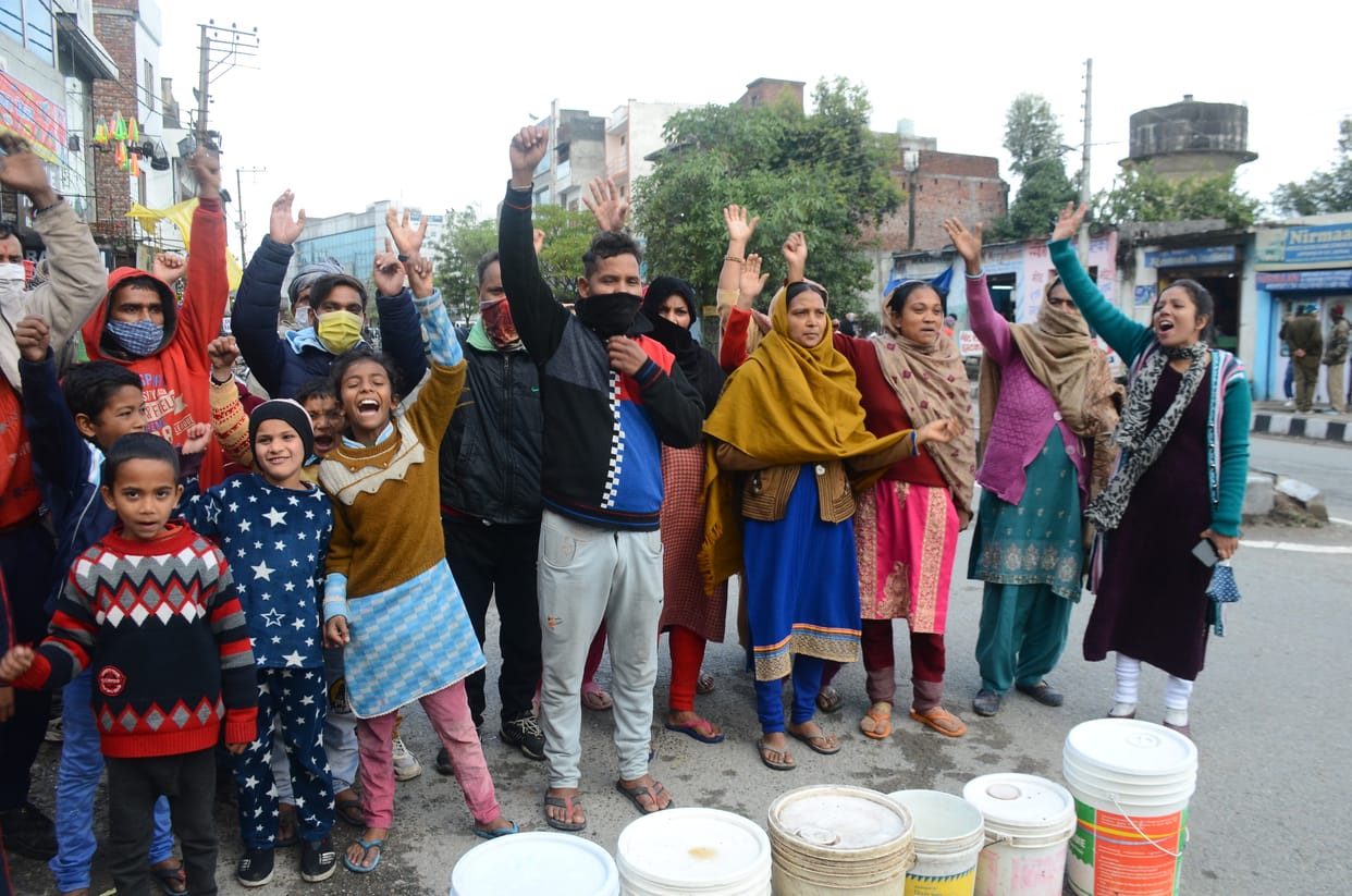 People demonstrated against irregular drinking water supply