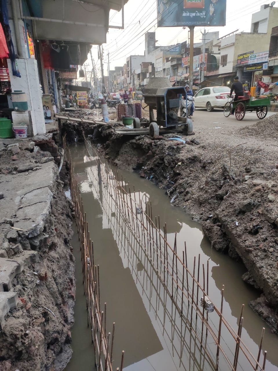After the rain, the drain under construction increased the problem
