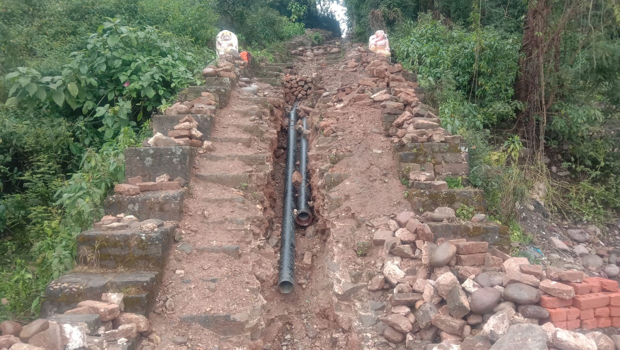 Dhyanu devotee climbed the stairs of the tomb and presented the sewerage scheme