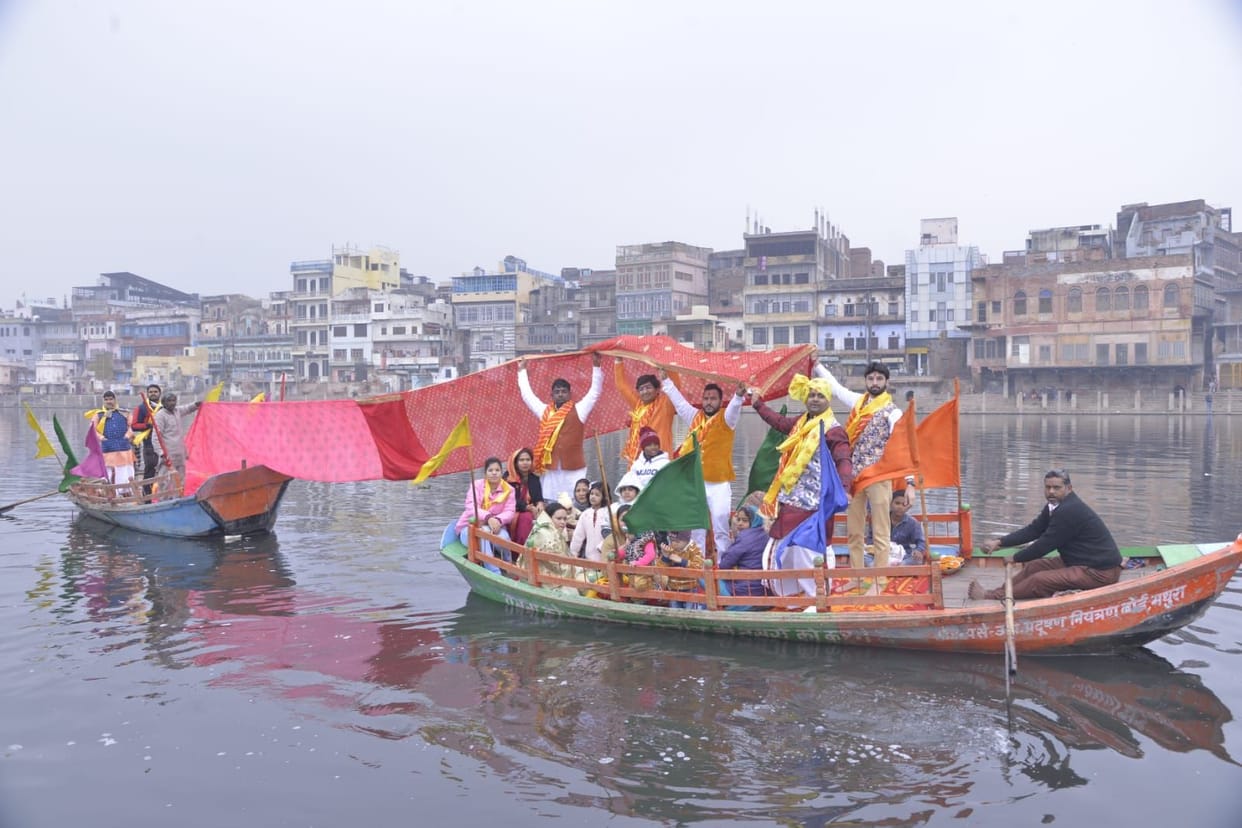 Mathura: Chunari Manorath happened in Yamuna for the wish of freedom from Kovid
