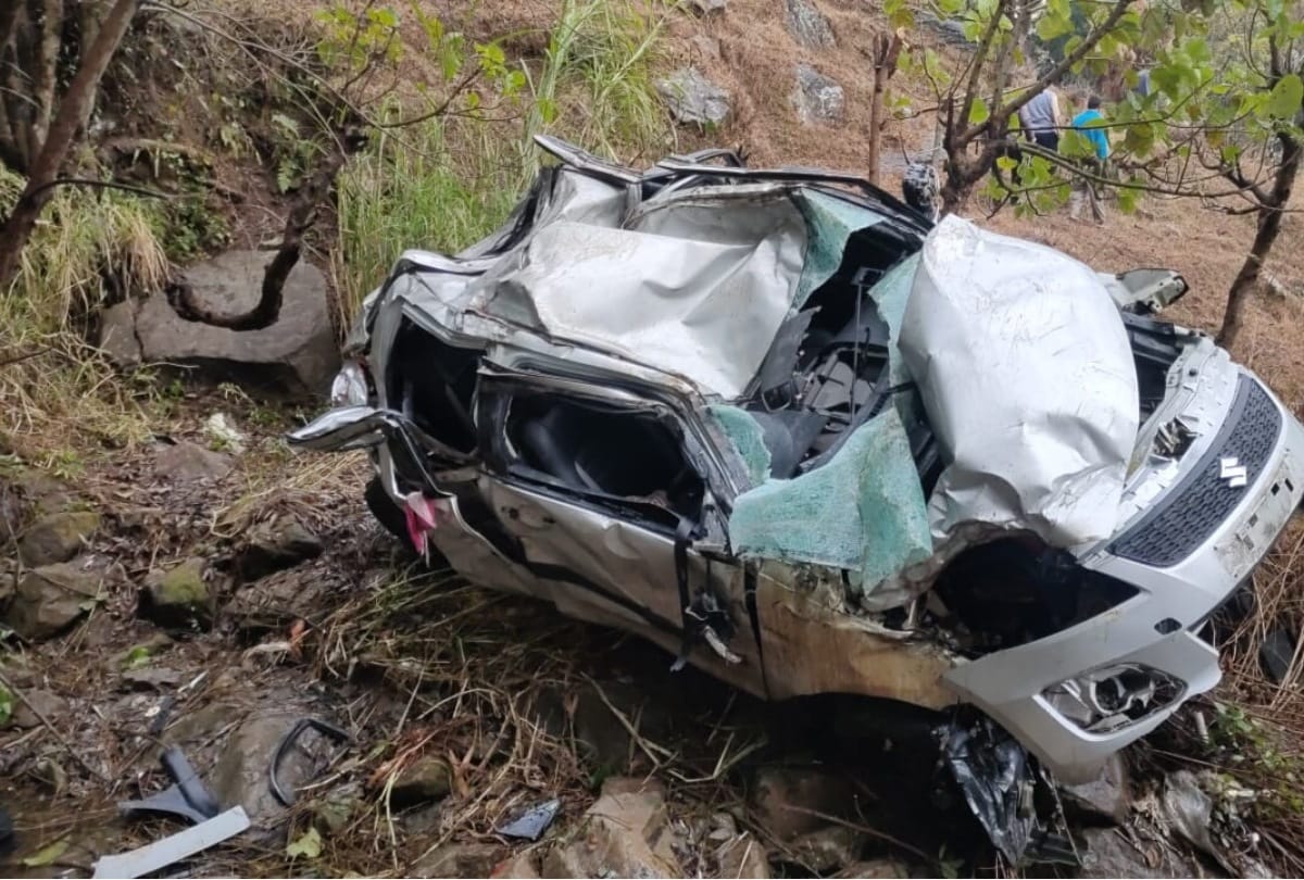 Car fell into a gorge in Dhelu on Mandi-Pathankot road MANY killed