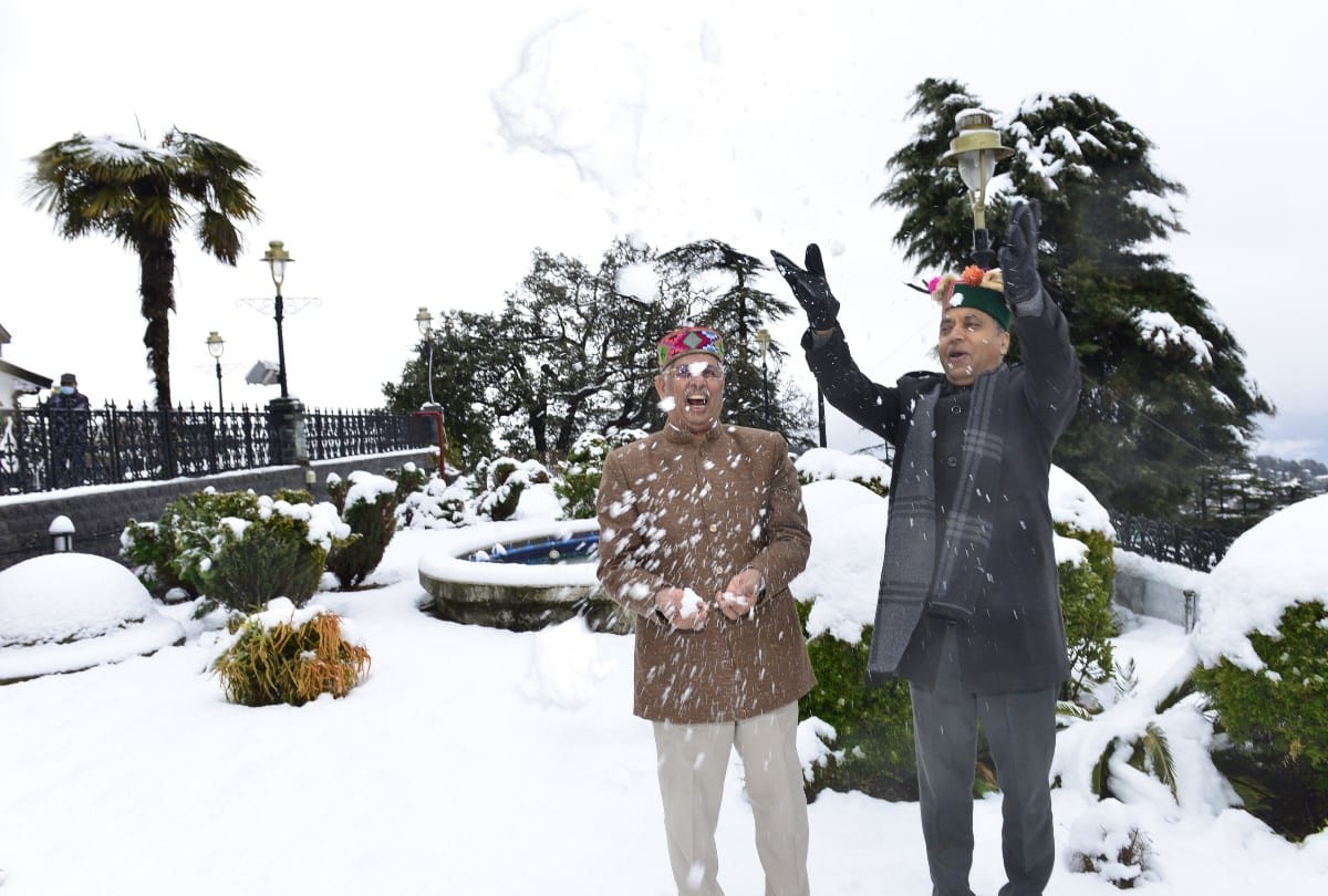 Governor Rajendra Vishwanath Arlekar CM Jairam Thakur enjoys snowfall in shimla
