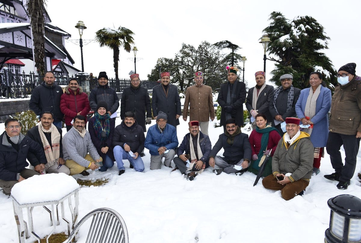 Governor Rajendra Vishwanath Arlekar CM Jairam Thakur enjoys snowfall in shimla
