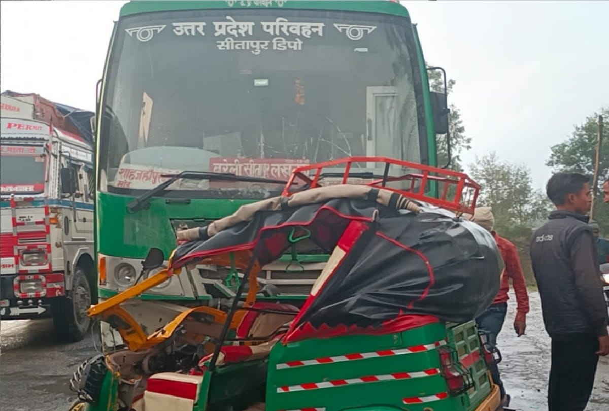 Shahjahanpur News Tempo overturned due to roadways bus collision five members of family injured