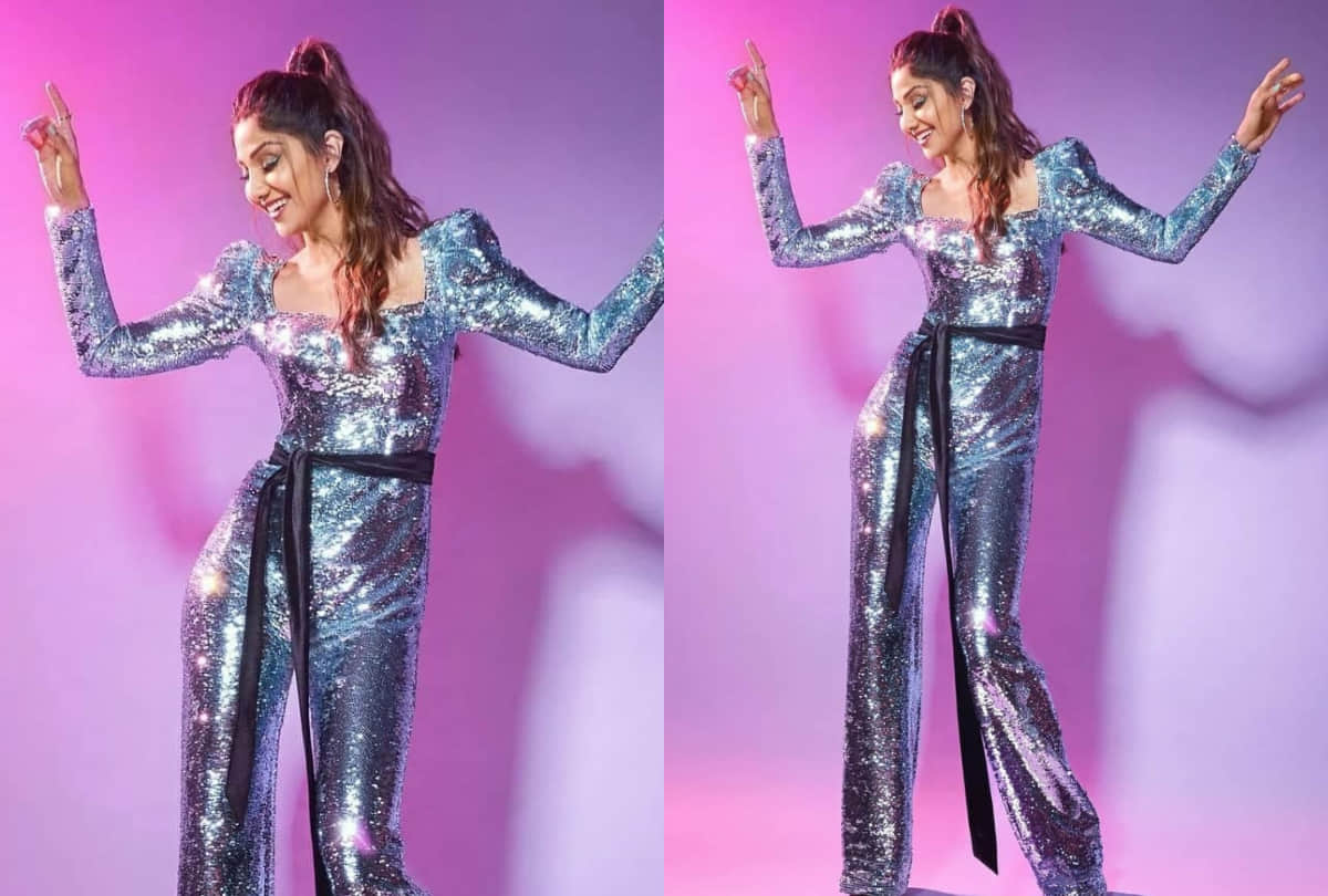 shilpa shetty in manish malhotra shimmer saree with cape sleeve blouse