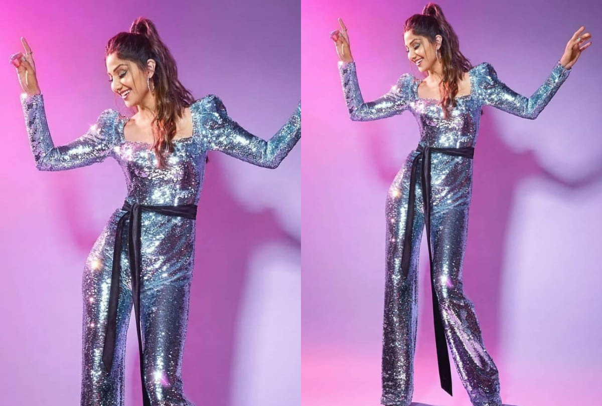 shilpa shetty in manish malhotra shimmer saree with cape sleeve blouse